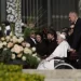El papa celebra la pascua en vaticano entre fieles y flores