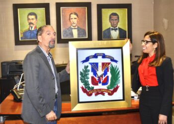 Presidente de la CPEP entrega imagen del Escudo Nacional a Ciudadanía Fémina en reconocimiento al logro del Día Nacional de las Sufragistas