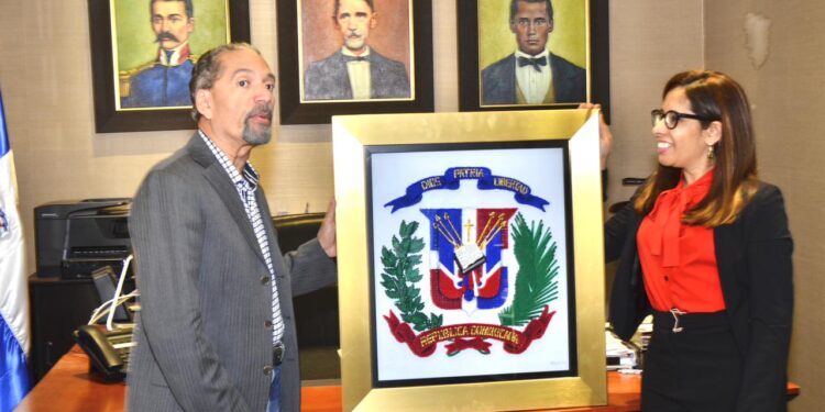 Presidente de la CPEP entrega imagen del Escudo Nacional a Ciudadanía Fémina en reconocimiento al logro del Día Nacional de las Sufragistas