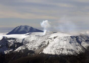 Autoridades colombianas aceleran preparativos ante posible erupción volcánica