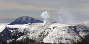 Autoridades colombianas aceleran preparativos ante posible erupción volcánica