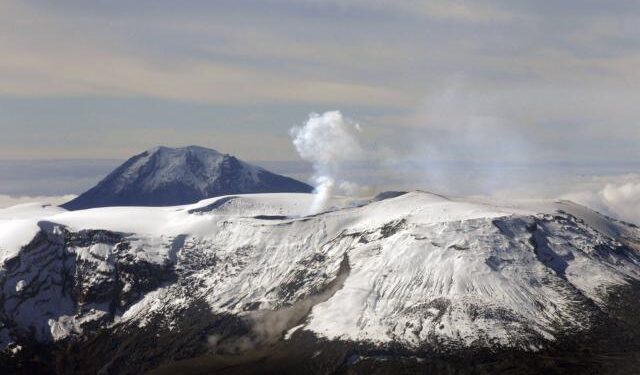 Autoridades colombianas aceleran preparativos ante posible erupción volcánica