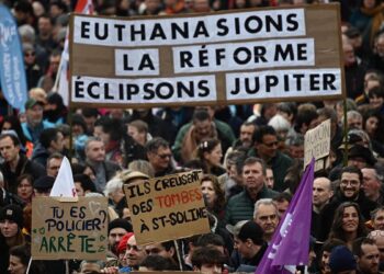 Francia vive las últimas protestas antes de una decisión clave sobre la reforma de pensiones de Macron