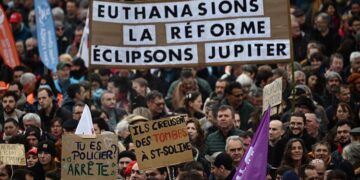 Francia vive las últimas protestas antes de una decisión clave sobre la reforma de pensiones de Macron