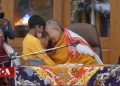 Dalai Lama causa polémica mundial tras besar y pedir a un niño que le 'chupe' la lengua