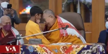 Dalai Lama causa polémica mundial tras besar y pedir a un niño que le 'chupe' la lengua