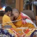 Dalai Lama causa polémica mundial tras besar y pedir a un niño que le 'chupe' la lengua