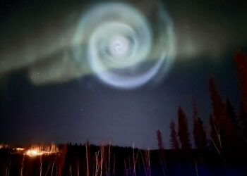 Inusual espiral azul aparece en medio de auroras boreales en Alaska