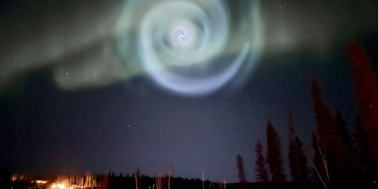 Inusual espiral azul aparece en medio de auroras boreales en Alaska