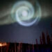 Inusual espiral azul aparece en medio de auroras boreales en Alaska