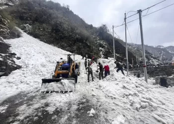 Avalancha arrasa con turistas en el noreste de India; 7 muertos
