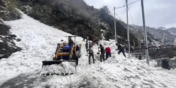 Avalancha arrasa con turistas en el noreste de India; 7 muertos