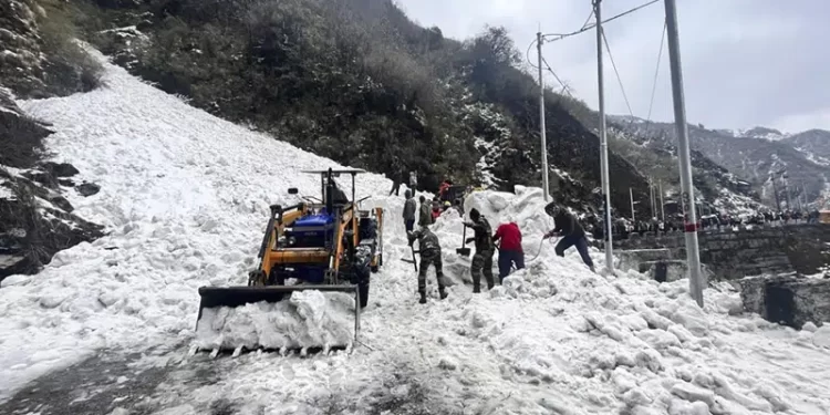 Avalancha arrasa con turistas en el noreste de India; 7 muertos