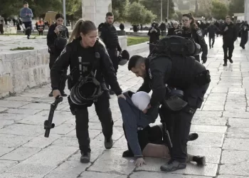 La violencia en el sitio sagrado de Jerusalén aumenta la tensión durante las vacaciones