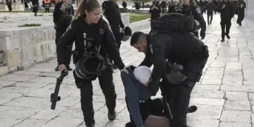La violencia en el sitio sagrado de Jerusalén aumenta la tensión durante las vacaciones
