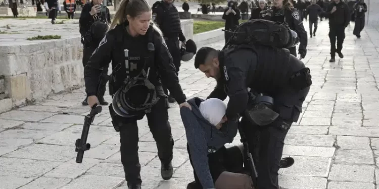 La violencia en el sitio sagrado de Jerusalén aumenta la tensión durante las vacaciones