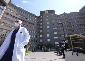 Berlusconi pasa la primera noche en el hospital, se dice que está estable