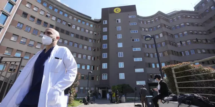 Berlusconi pasa la primera noche en el hospital, se dice que está estable