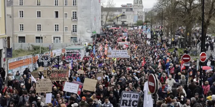 Las protestas vuelven a apoderarse de Francia, pero Macron no da marcha atrás
