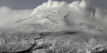 Colombia acelera evacuación de 2,500 familias por sismicidad de volcán