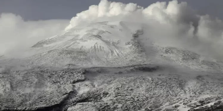 Colombia acelera evacuación de 2,500 familias por sismicidad de volcán