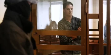 Periodista estadounidense retenido por Rusia por cargos de espionaje permanecerá en la cárcel