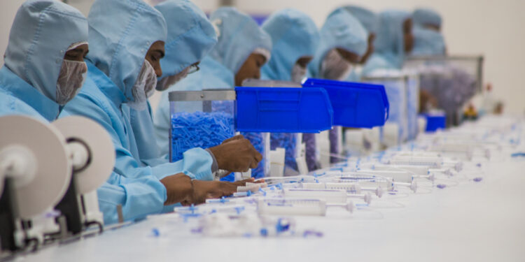 Gobierno aumenta 20 % el salario mínimo de los trabajadores en zona franca industrial