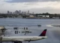 Aeropuerto internacional sigue cerrado por inundaciones en el sur de Florida