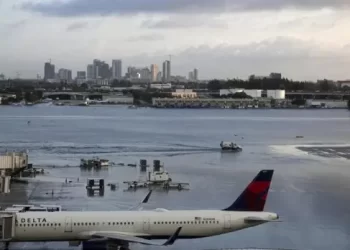 Aeropuerto internacional sigue cerrado por inundaciones en el sur de Florida