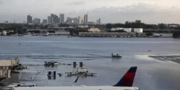 Aeropuerto internacional sigue cerrado por inundaciones en el sur de Florida