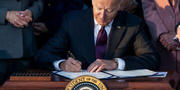 Joe Biden firmó la ley que pone fin a la emergencia nacional por el COVID-19