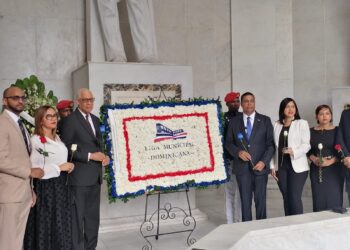 LMD inicia Semana del Municipalismo con ofrenda floral en Altar de la Patria