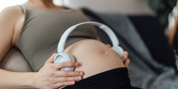 Escuchar música en gestación beneficia el lenguaje futuro del bebé