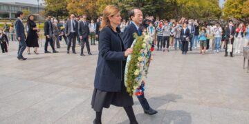 Raquel Peña rinde tributo a caídos por bomba atómica en Hiroshima