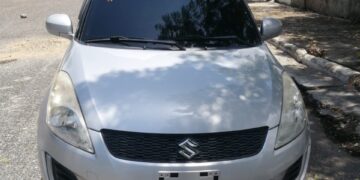 Denuncian carro robado en Santiago