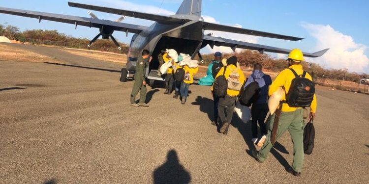 FARD continúa apoyando a Medio Ambiente y al COE para sofocar incendios forestales