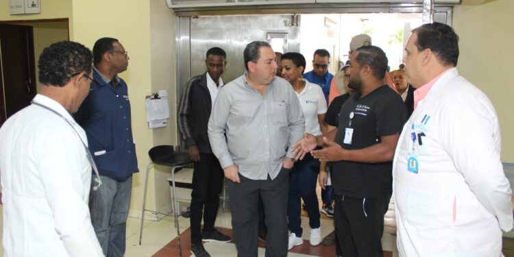 Director SNS visita Hospital Ney Arias Lora