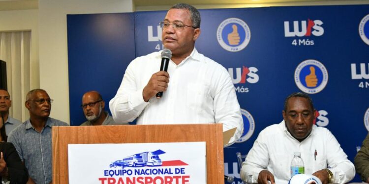 Transportistas piden reelección de Abinader