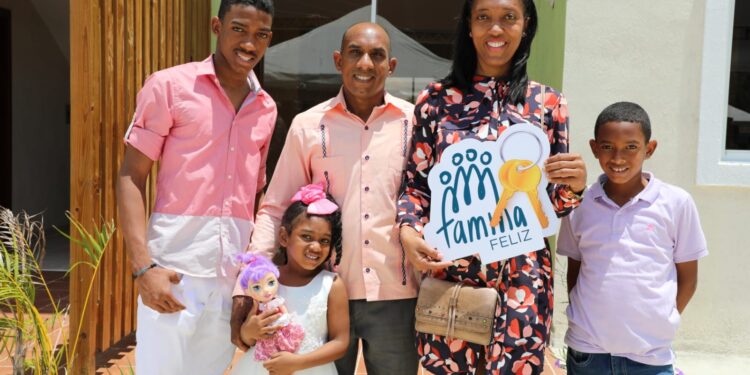 Abinader entrega 208 apartamentos a través proyecto Viviendas Familia Feliz
