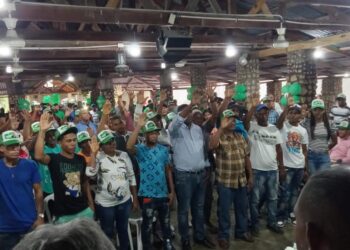 Decenas de dirigentes del PLD y PRM en Azua se juramentan en la Fuerza del Pueblo