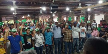 Decenas de dirigentes del PLD y PRM en Azua se juramentan en la Fuerza del Pueblo