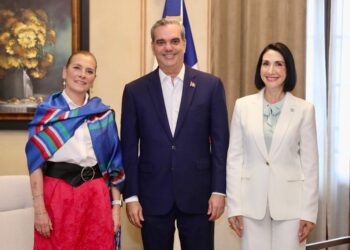 Abinader y primera dama reciben visita de Beatriz Gutiérrez, esposa presidente México 