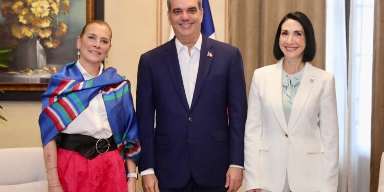 Abinader y primera dama reciben visita de Beatriz Gutiérrez, esposa presidente México