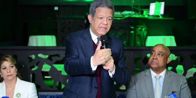 Leonel Fernández anuncia en Nueva York proyecto de inteligencia artificial para niños