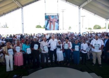 Presidente Abinader entrega 2,289 títulos de propiedad a familias de Sabana Grande de Boyá
