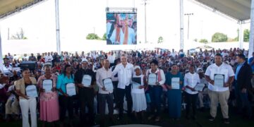 Presidente Abinader entrega 2,289 títulos de propiedad a familias de Sabana Grande de Boyá