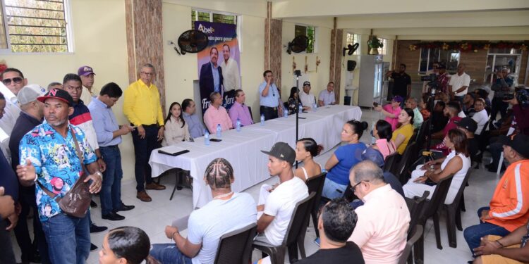 Más de un centenar de exmiembros del PRM en Nagua se juramentan en el proyecto presidencial de Abel Martínez