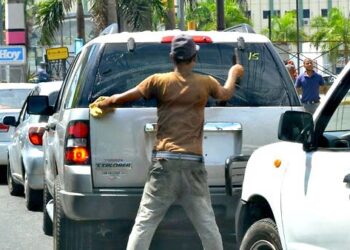 PN retira 22 limpiavidrios asediaban a ciudadanos en las calles