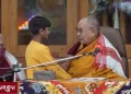 El Dalai Lama se disculpó por besar en la boca a un niño y pedirle que le “chupara la lengua”