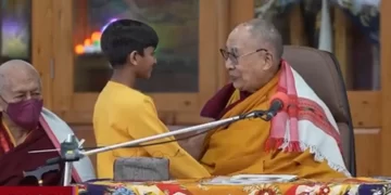 El Dalai Lama se disculpó por besar en la boca a un niño y pedirle que le “chupara la lengua”